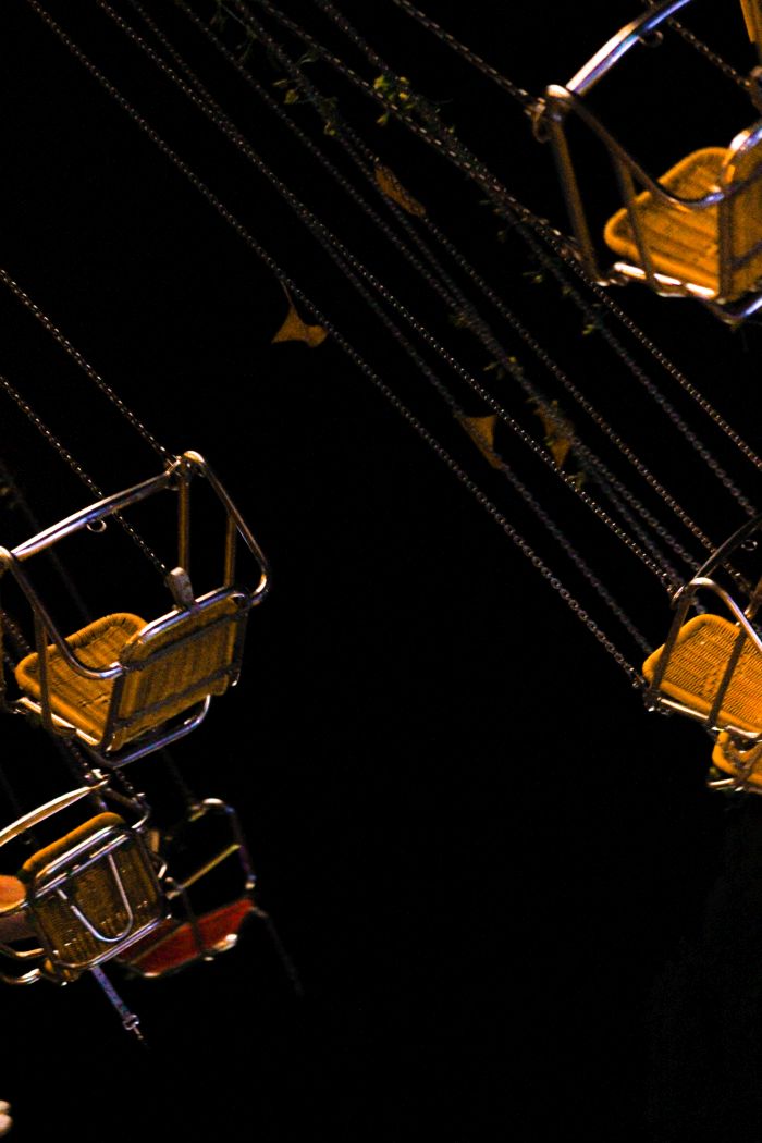 eine Anordnung an Wellenflieger-Sitzen vor dunklem Hintergrund