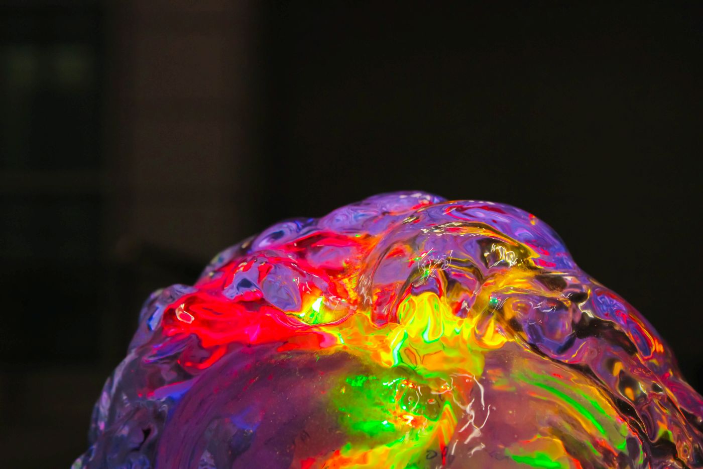 ein in bunten Farben angestrahler Glaskopf