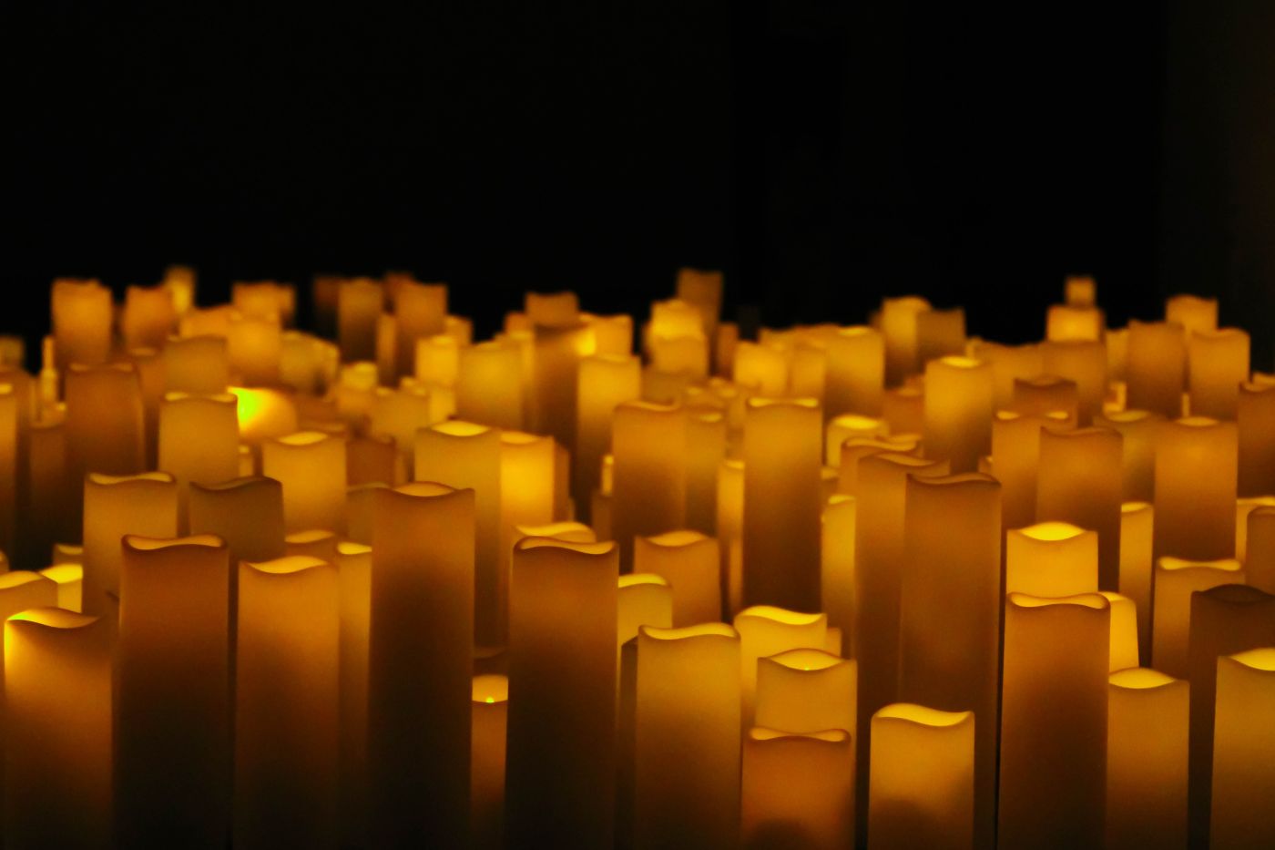 sehr viele brenndene Kerzen