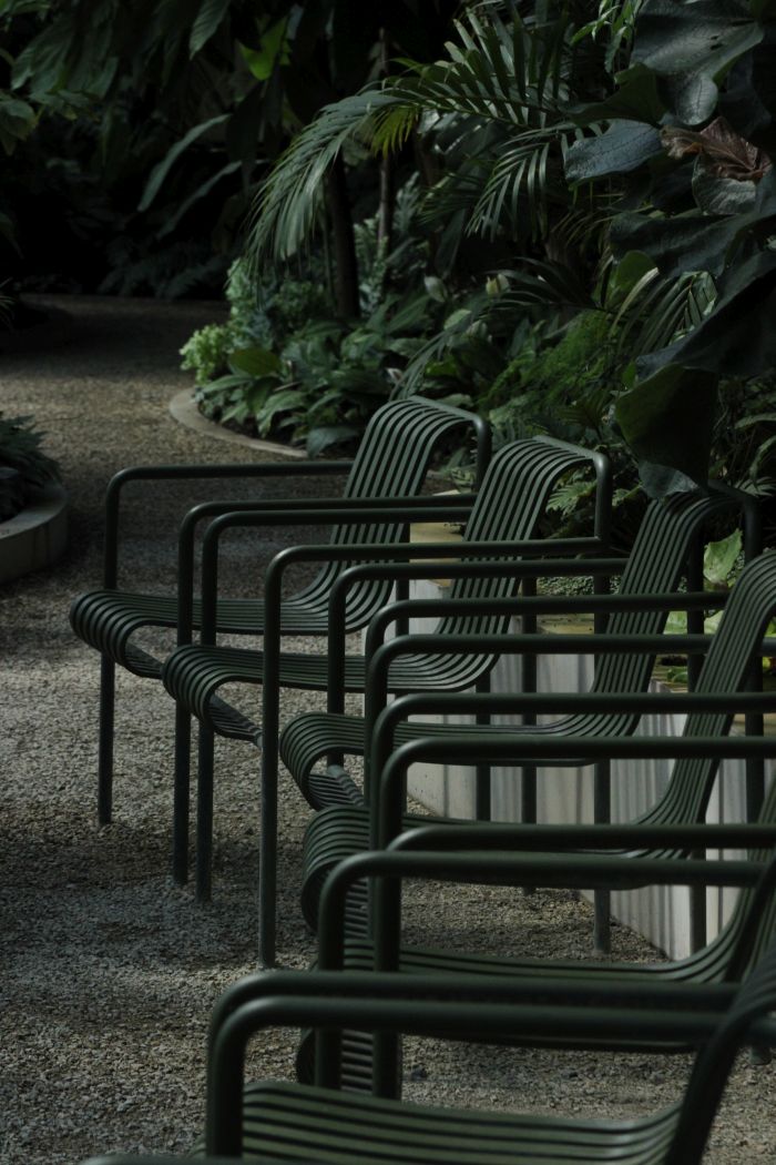 mehrere grüne Stühle in einer Reihe