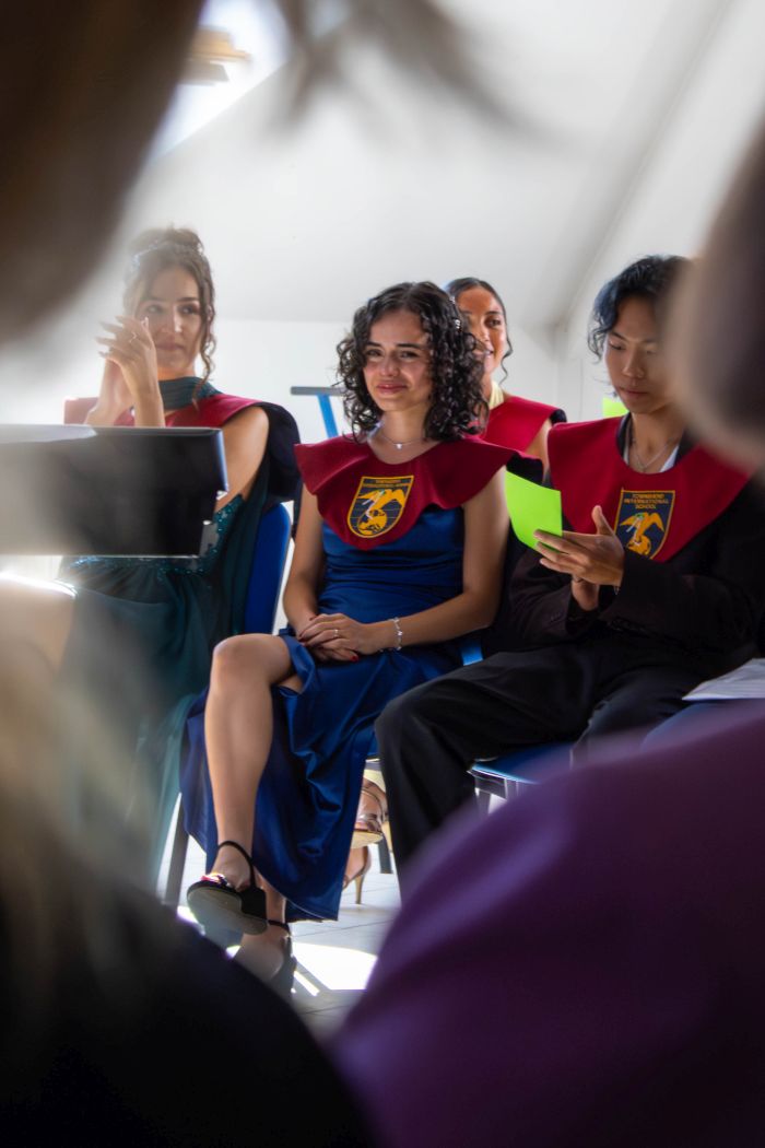 Eine Schulabsolventin bei der Verleihung