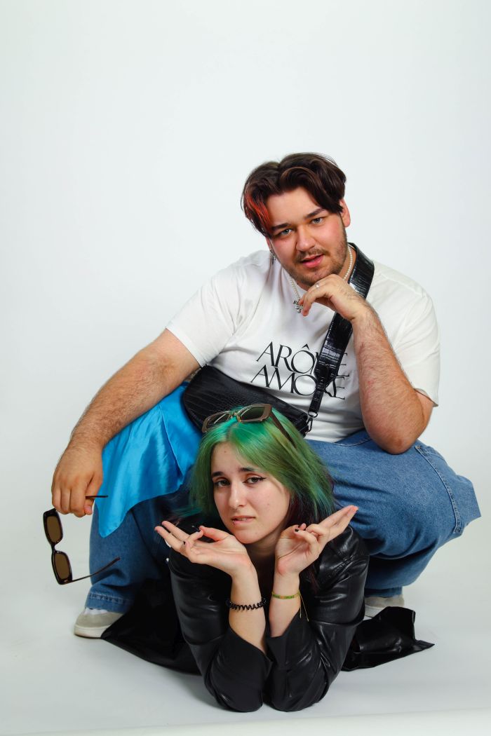 Studiofoto zweier Personen in Pose mit weißem Hintergrund