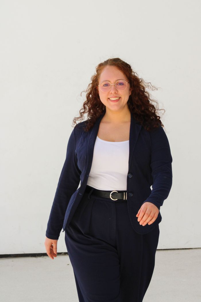 Eine Frau läuft elegant auf die Kamera zu