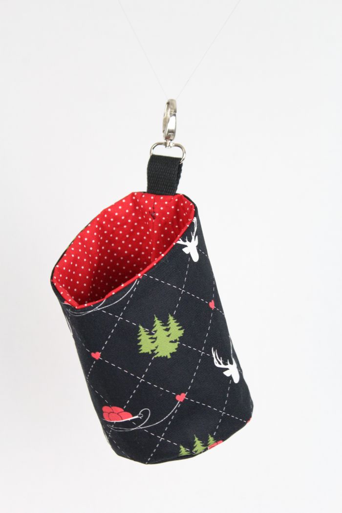 Stoffbeutel hängend an einem Karabiner, weißer Hintergrund