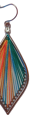 ein Ohrring mit bunten Fäden